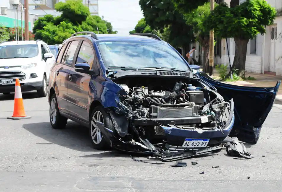 El conductor de un automóvil fue trasladado al Hospital tras colisionar contra un camión