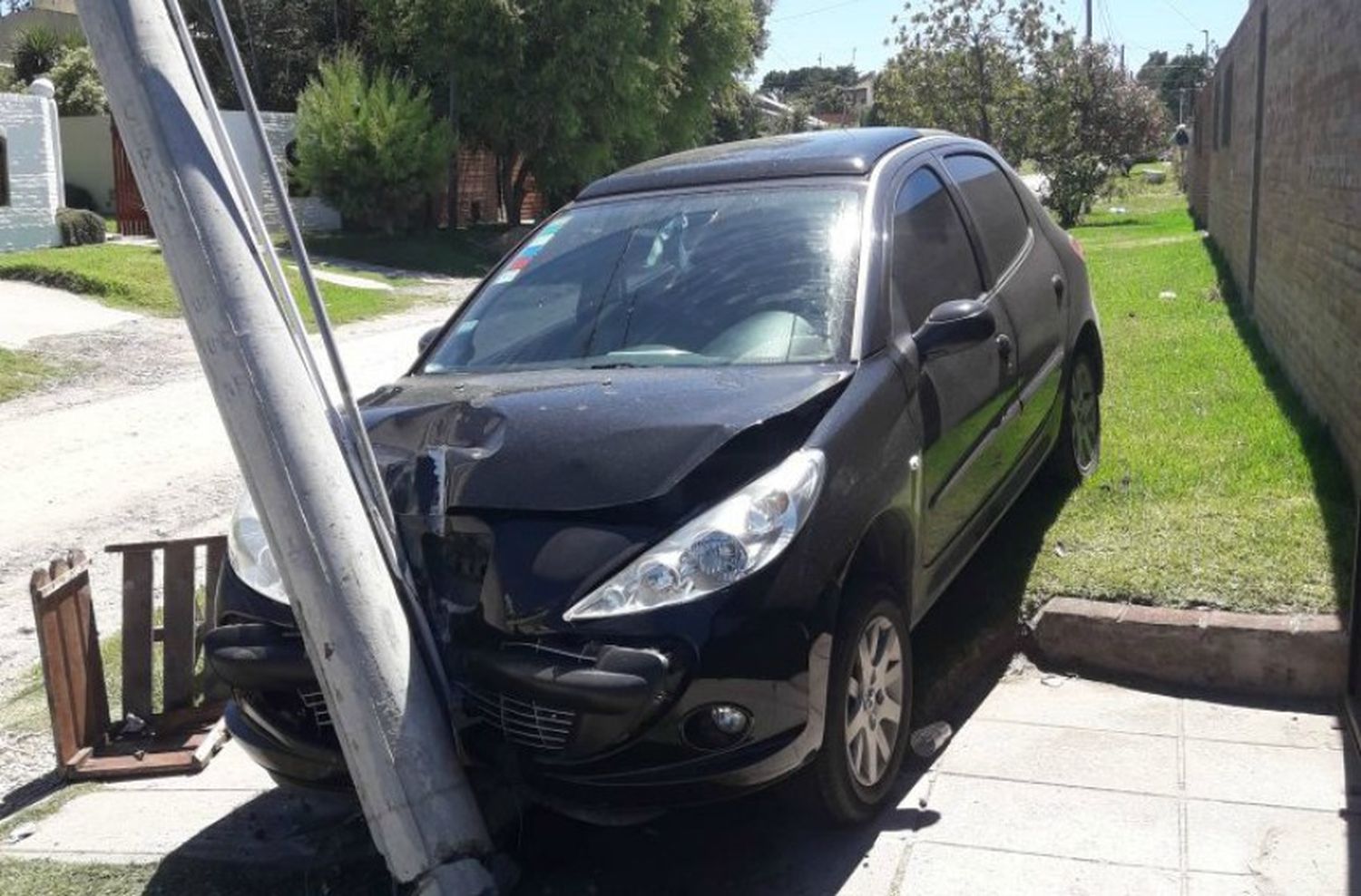 Chocaron una columna y abandonaron el auto sobre la vereda