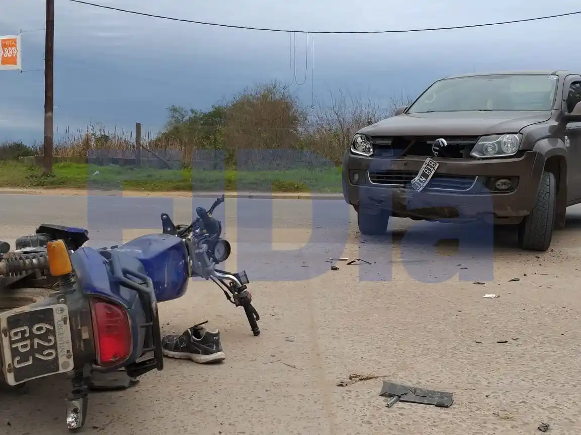 Grave choque en Irazusta y Pereda: un motociclista fue hospitalizado