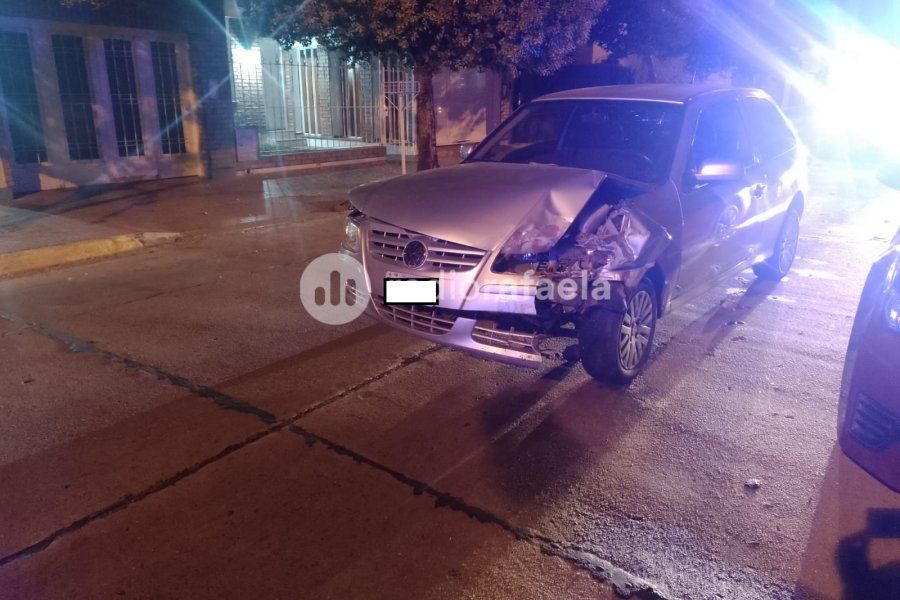 Fuerte accidente en la madrugada del domingo: se llevó puesto dos autos estacionados porque estaba alcoholizado
