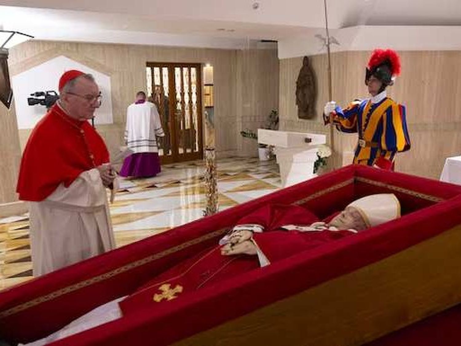 Este miércoles 23 de abril, el cuerpo será trasladado a la Basílica de San Pedro, donde se instalará la capilla ardiente para que los fieles puedan despedirse.