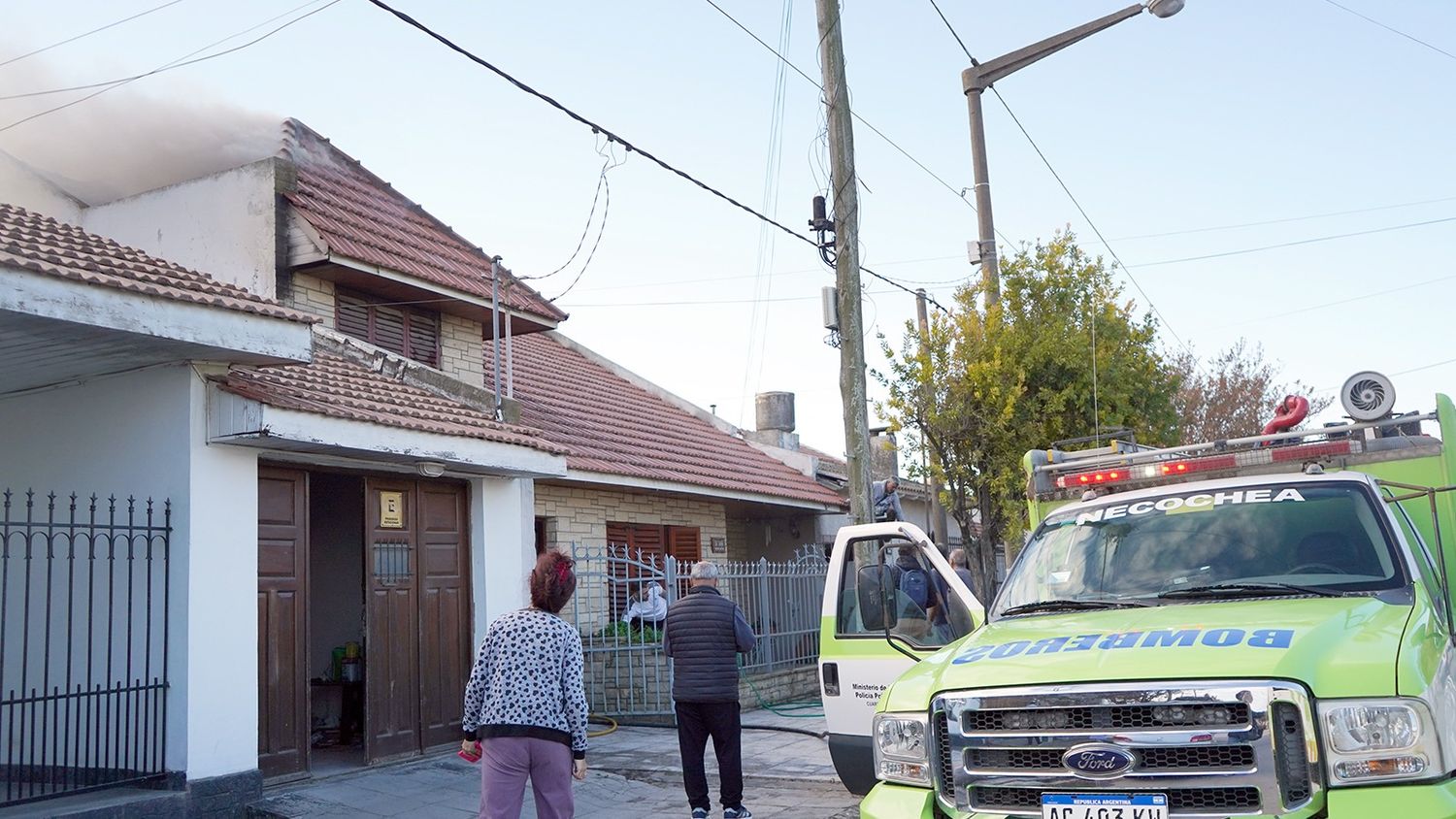 Móvil de Bomberos frente a la casa de calle 50 ayer por la tarde