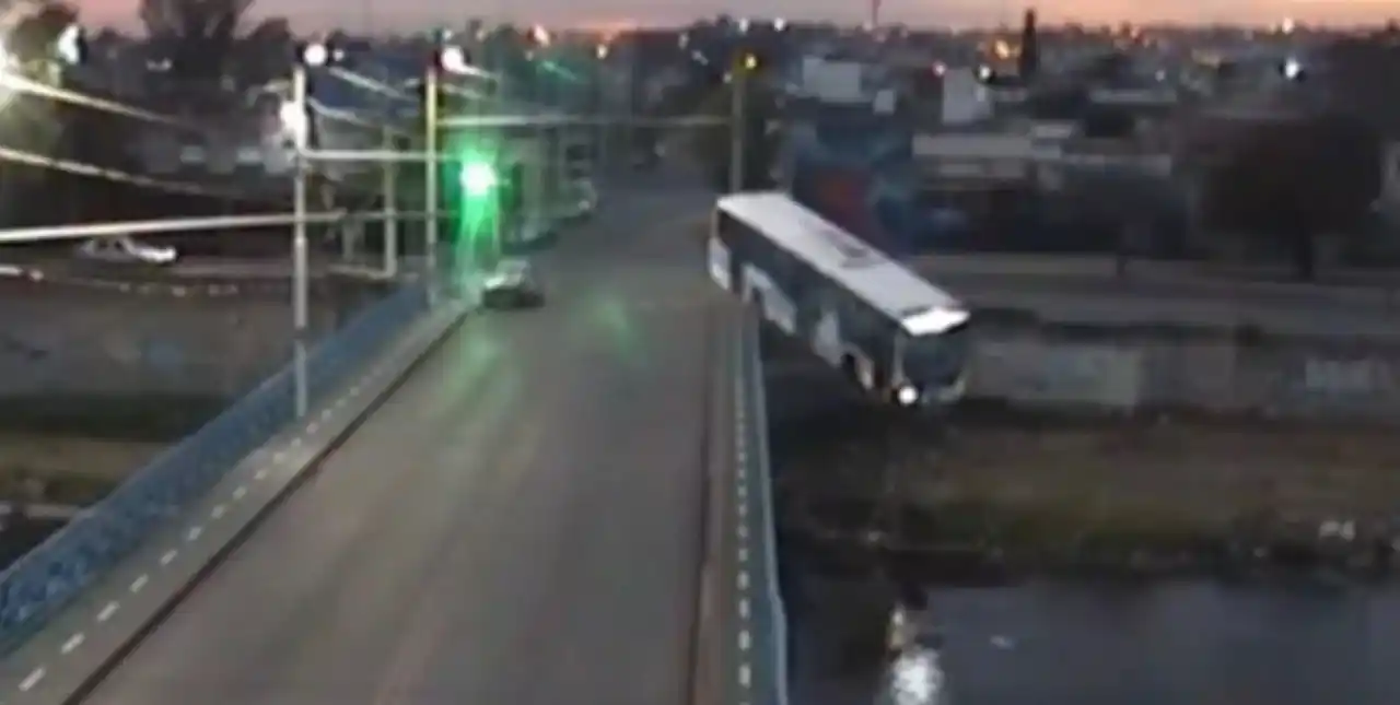 Un colectivo con pasajeros cayó desde un puente en Córdoba