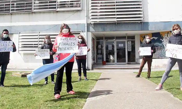 Padres reclaman el regreso de las clases