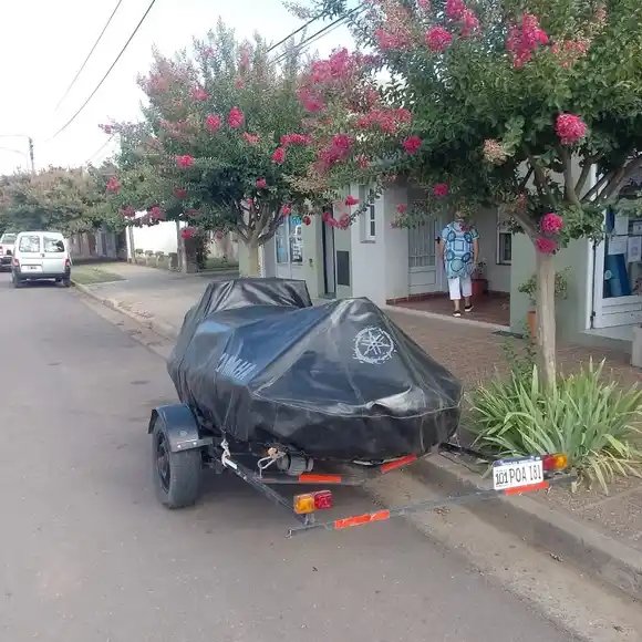 El cirujeo de su vida: circulaba por la ruta 33 y encontró un tráiler con una moto de agua abandonado en Pigüé