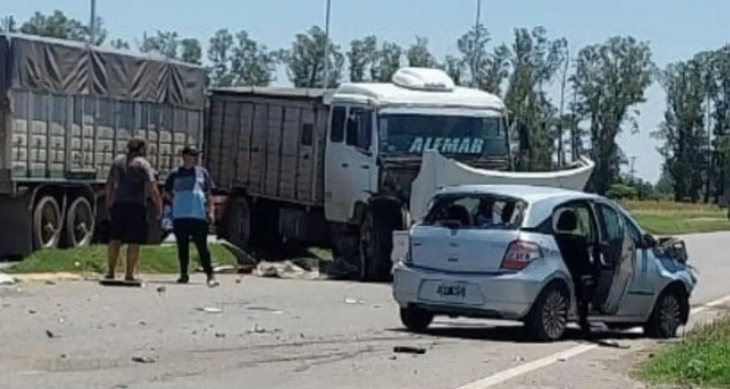 En el vehículo menor iban 4 jugadores juveniles del sabalero. Crédito: LT23 Radio San Genaro.