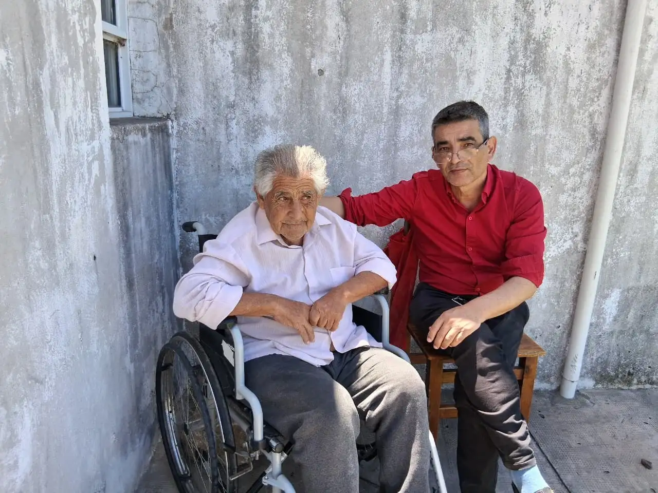 Luis Tito Giménez recibió la silla de ruedas que necesitaba. En la imagen junto a Guillermo Manzo.