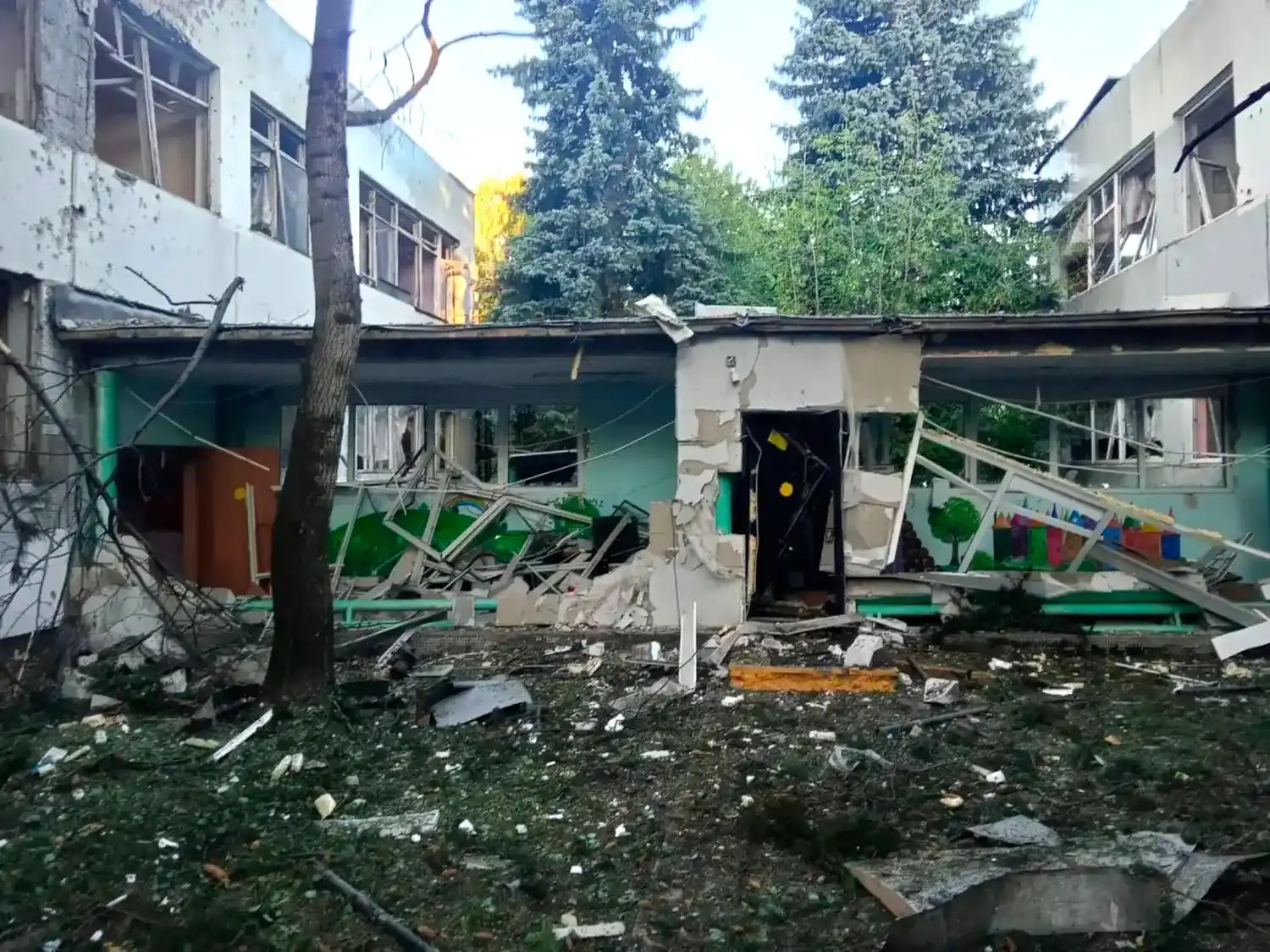Un edificio de una escuela infantil supuestamente dañado tras un ataque con un dron ucraniano, en la ciudad de Elektrostal