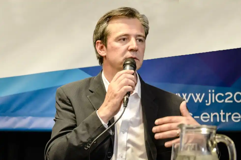 “Ante tanto cambio, muchos seguimos preguntándonos si acaso no es necesario cambiar también el plan económico”