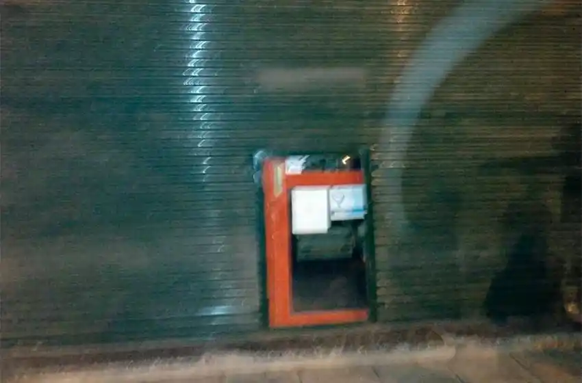 Forzó la puerta de hierro de un comercio con una barreta y un martillo
