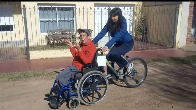 Construyó una "bicisilla" para que su hermano pudiera pasear