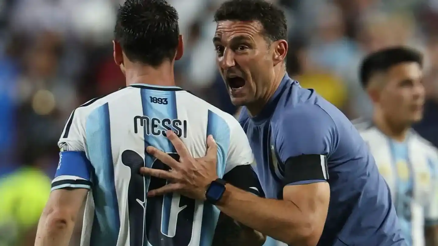 Messi y Scaloni, durante el partido entre Argentina y Suiza.