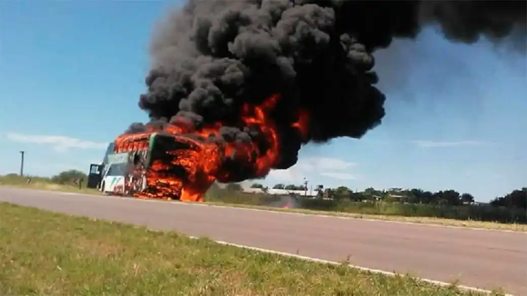 Un micro de larga distancia se incendió en plena Ruta 39