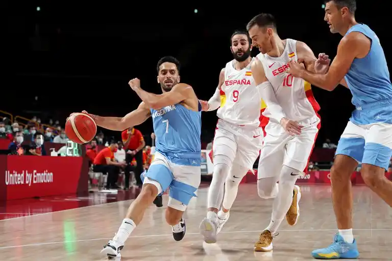 Argentina sufrió otro traspié en básquet ante España y puso en riesgo su estadía en Tokio