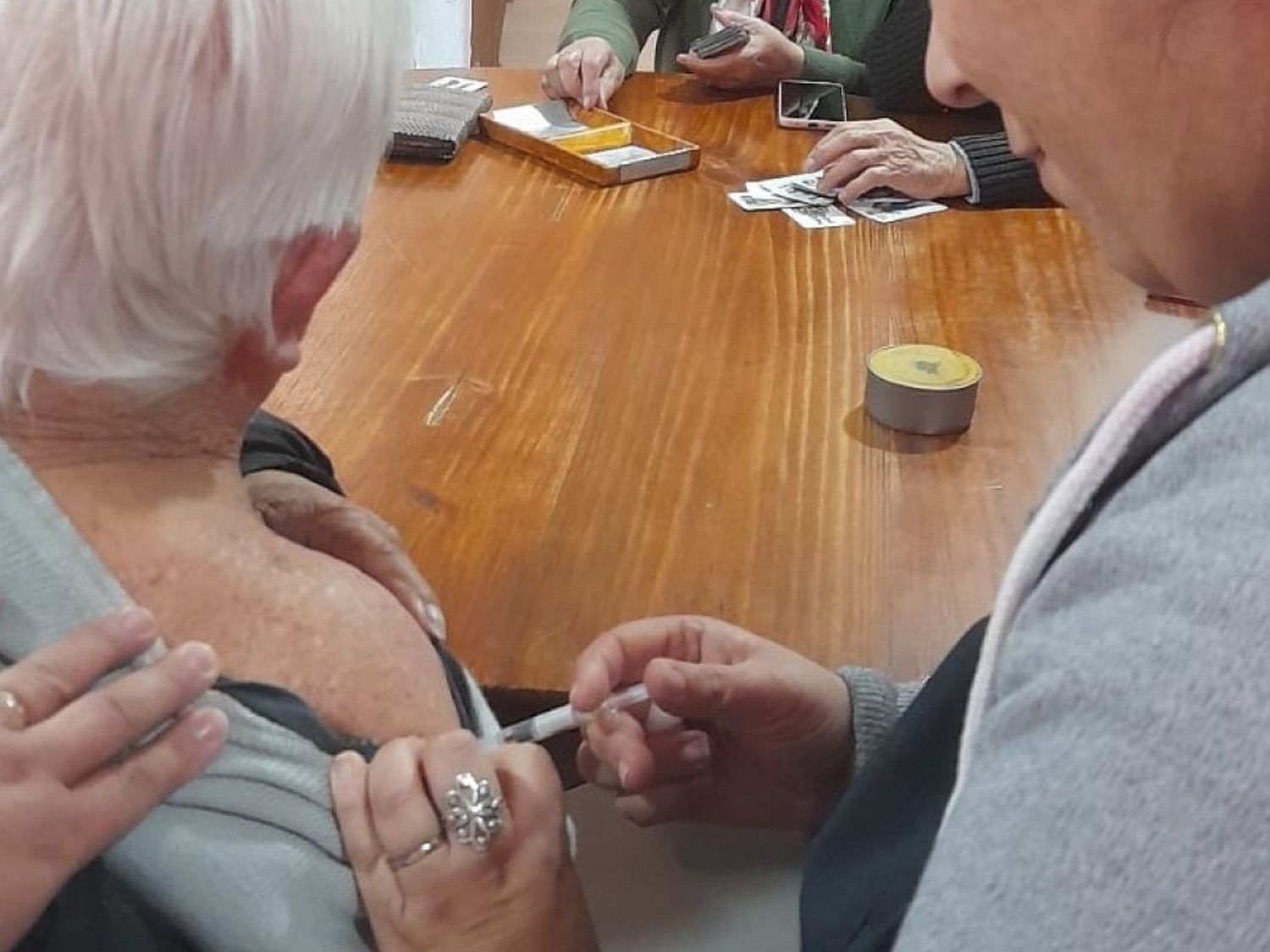 Iniciaron la vacunación antigripal para adultos mayores y personal de la Caja de Jubilaciones