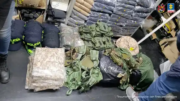 EN COLOMBIA incautan más de dos toneladas de falsos uniformes y otros elementos de la Fuerza Armada