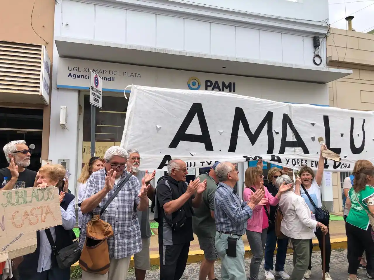 Jubilados agrupados en Amalu se convocaron a las puertas del organismo y presentaron un petitorio a Martiniano Corbetta.