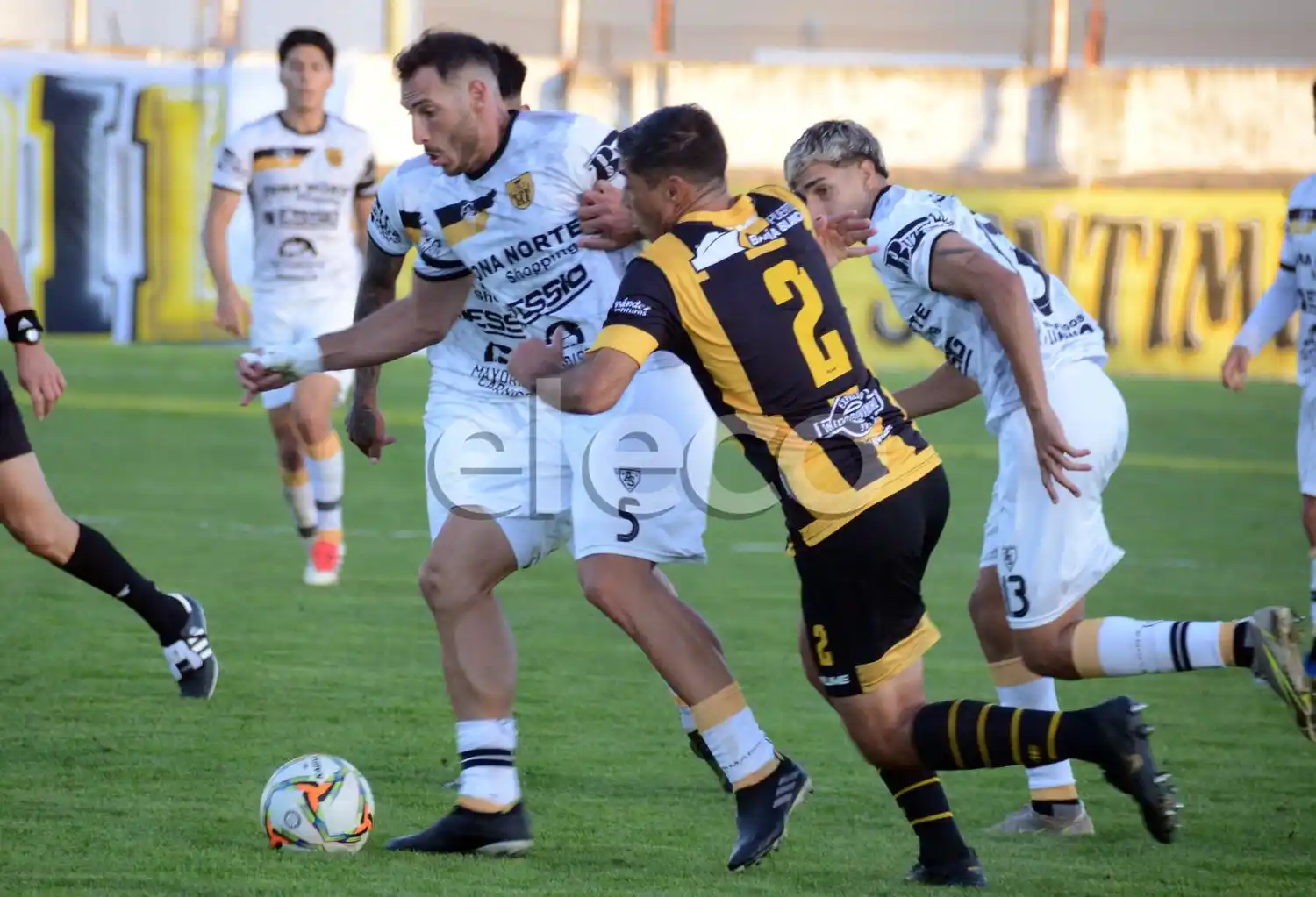 Igartúa, respaldado por Labaroni, enfrenta la marca de Moiraghi.