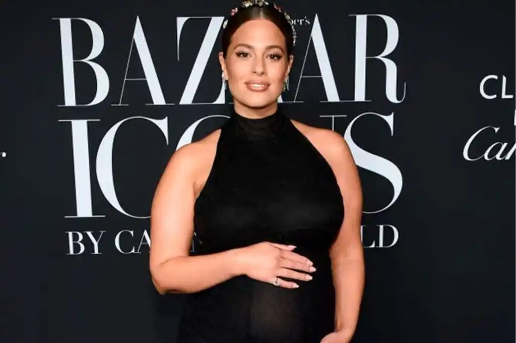 Ashley Graham se desnudó y mostró orgullosa su embarazo y sus estrías