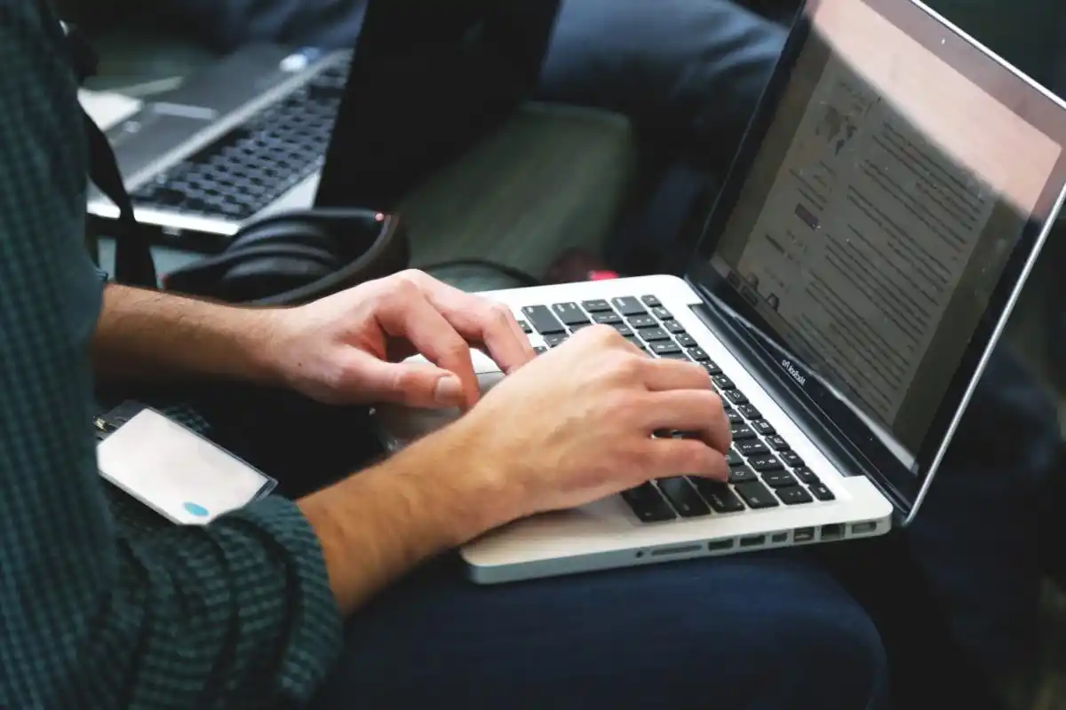 Advierten que ‘hackers’ pueden descifrar contraseñas al escuchar cómo escribes en el teclado