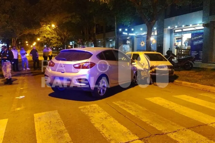 Un adolescente completamente alcoholizado chocó contra dos autos y dos motos en la ciudad
