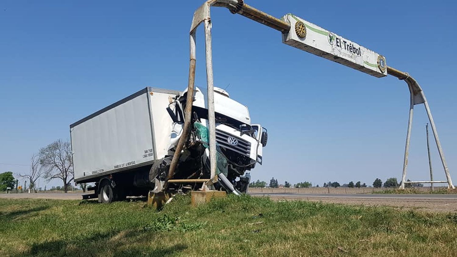 El Trébol: perdió el control, y embistió con violencia el arco de “Bienvenidos”