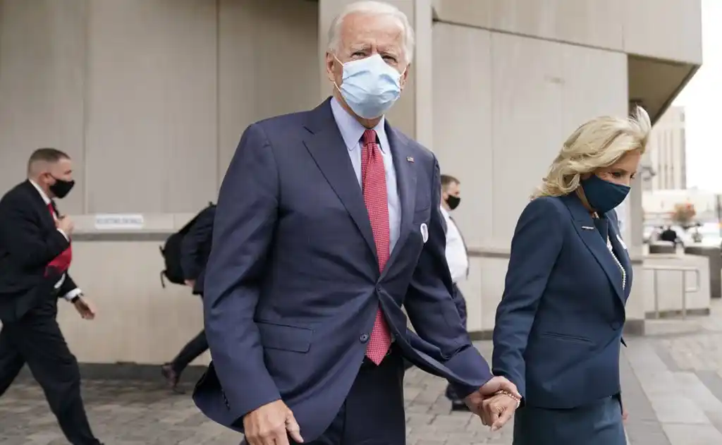 Joe Biden votó por anticipado en Delaware y Trump continuó con la campaña en Arizona