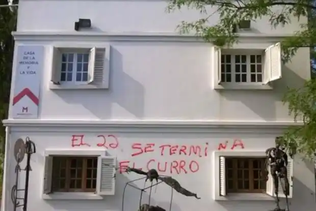 Aparecieron grafittis en el frente de el ex centro de detención Mansión Seré
