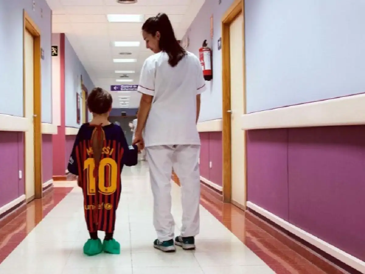 La tierna campaña para transformar camisetas de fútbol en batas para chicos enfermos