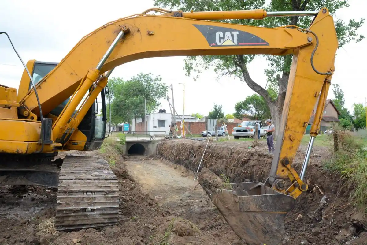 Avanza la obra de desagües pluviales y pavimento en calle Los Troperos