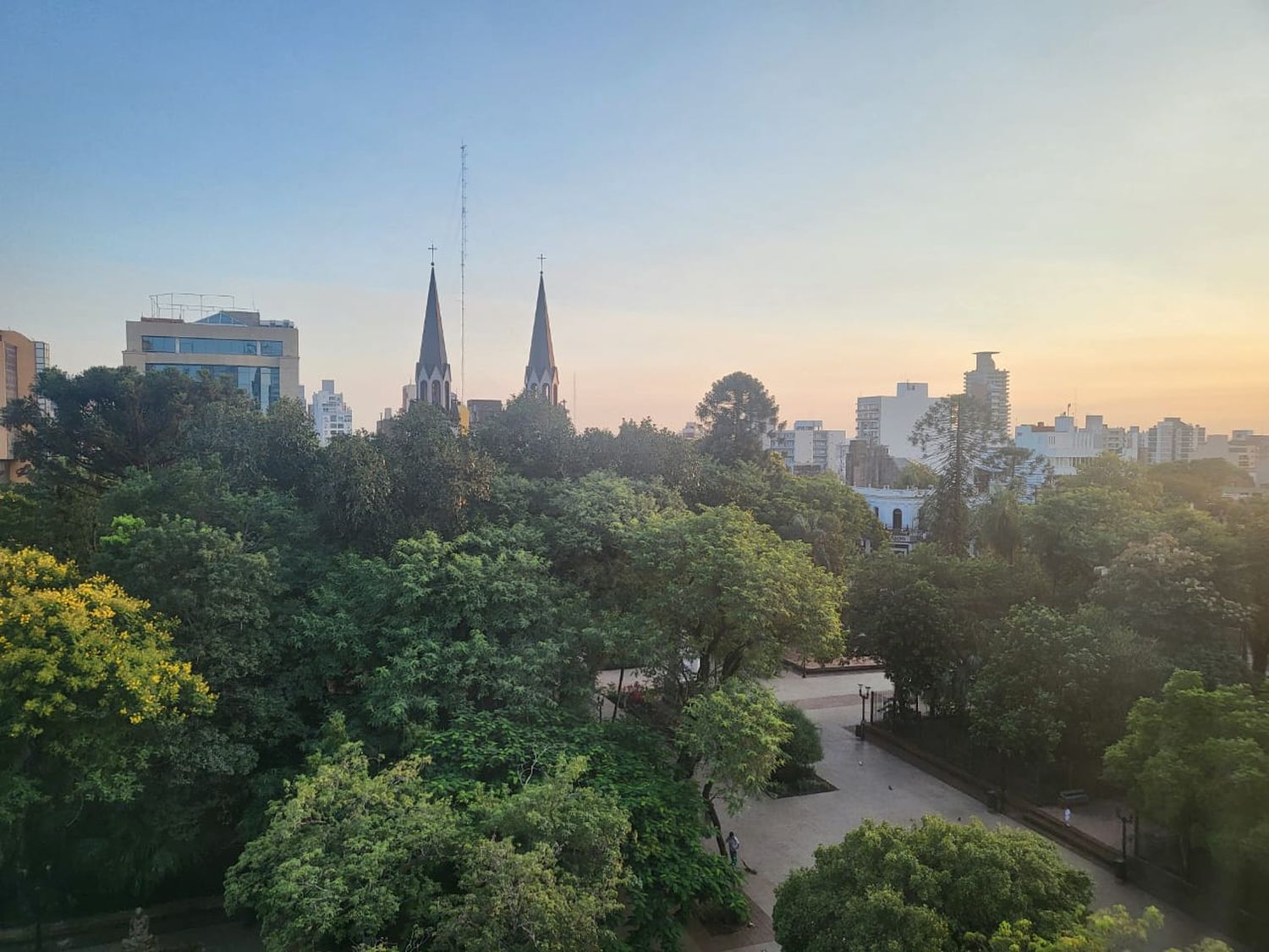 Amanecer en Posadas, plaza 9 de Julio