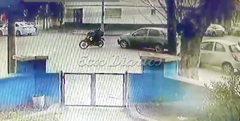 Buscan al conductor del auto que atropelló a una moto y se escapó