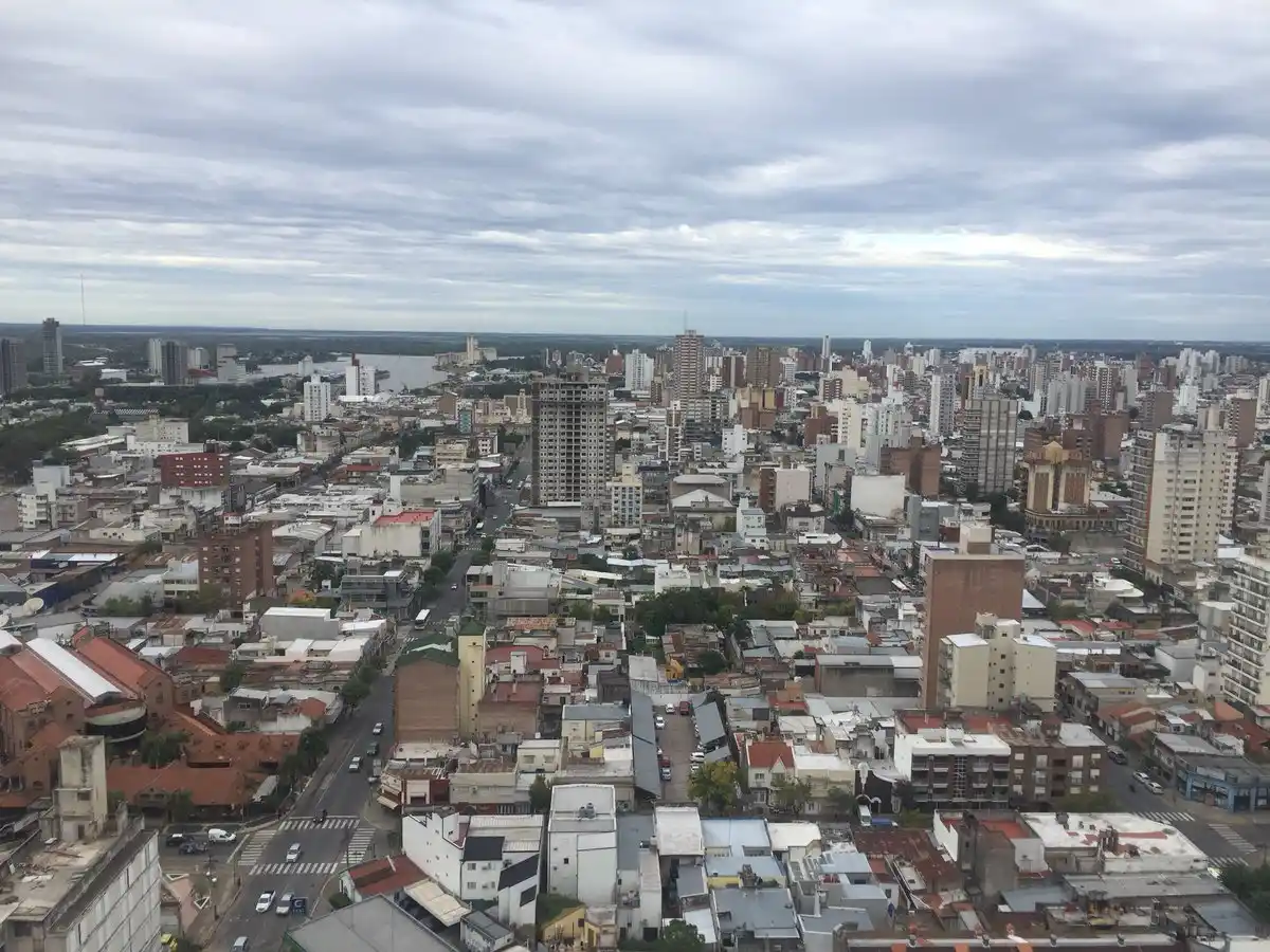 Jueves con cielo algo nublado en la ciudad de Santa Fe