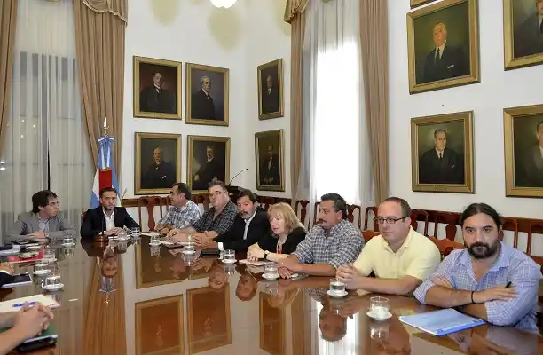 El gobierno recibió a los docentes y en una semana iniciarán las paritarias