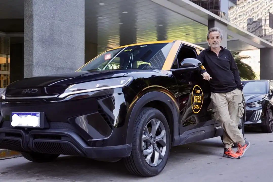 Gerardo Trillini es chofer desde hace 35 años, y ya maneja por las calles de la Ciudad el taxi propulsado íntegramente por energía eléctrica.