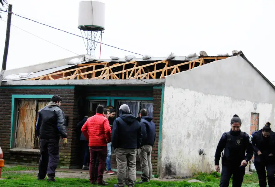 Las fuertes ráfagas ocasionaron voladuras de techos y otros daños en distintas viviendas 