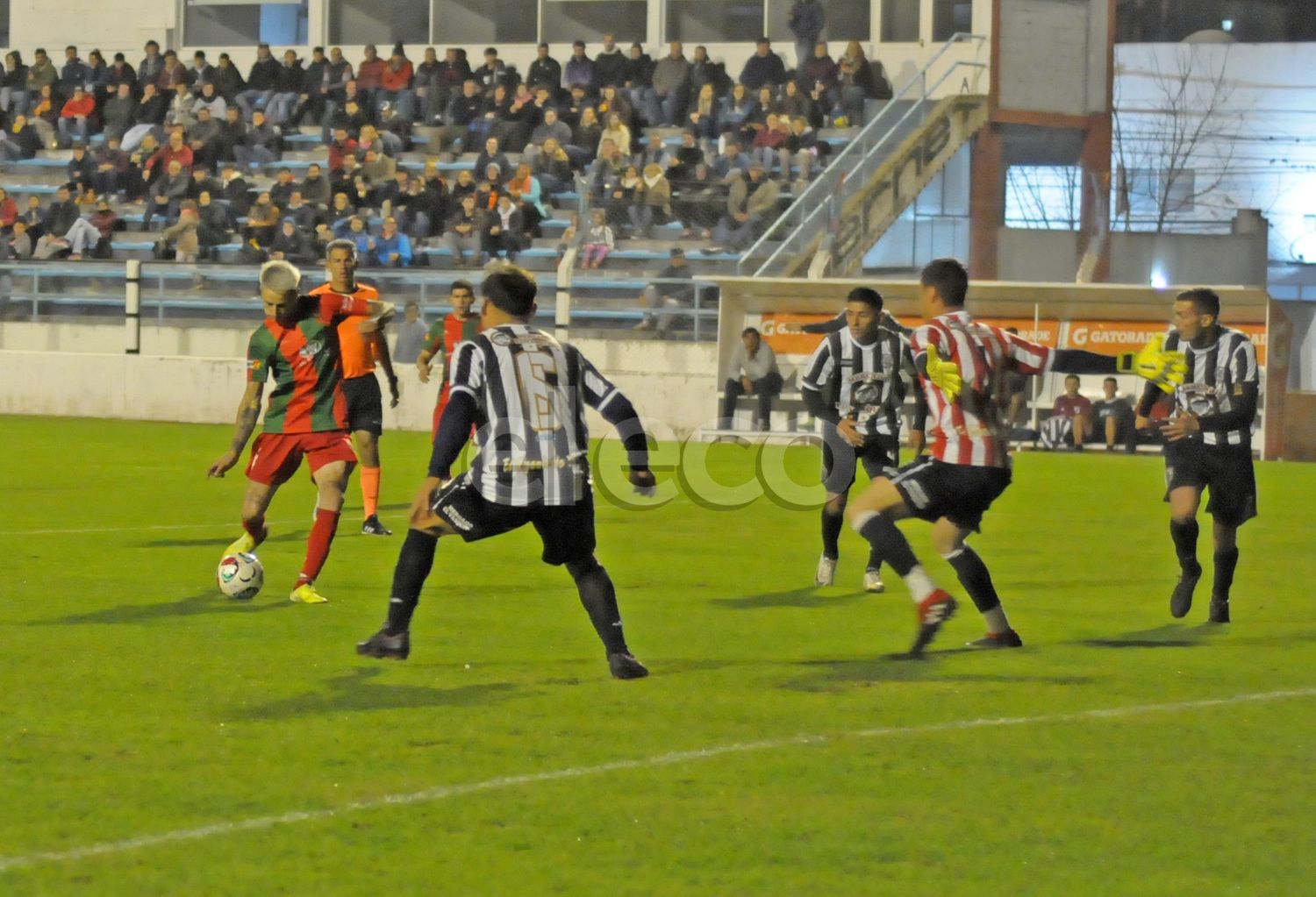 Debliger, a punto de anotar el primer gol de la noche.