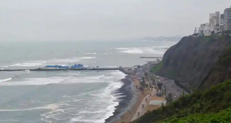Lima, la ciudad de contrastes en la que  nunca llueve ni sale el sol