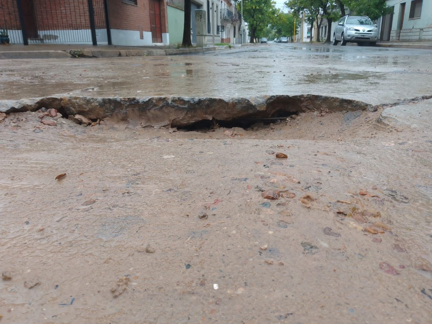 Tres vecinos de la ciudad rompieron la rueda de su auto por obras mal señalizadas