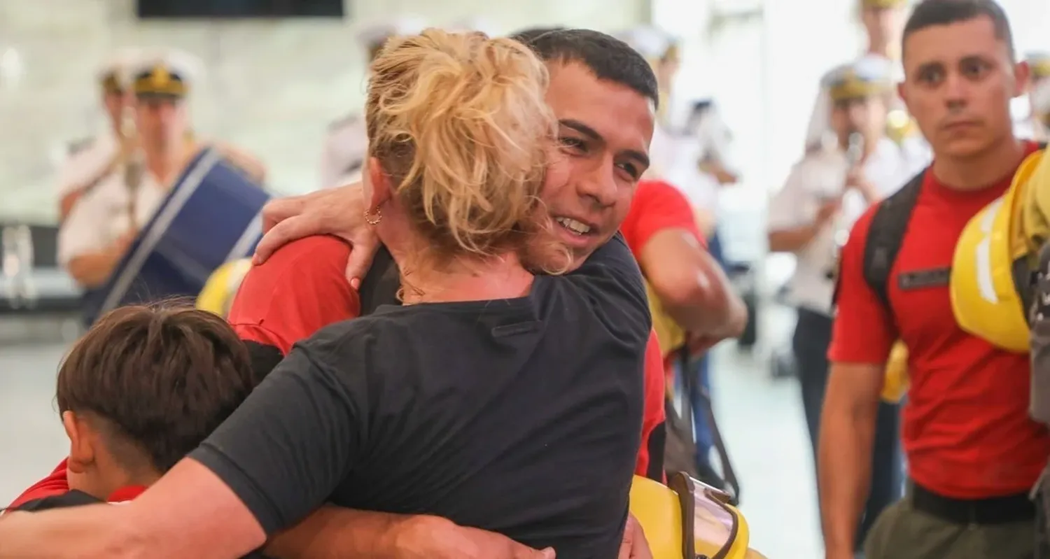 Fueron momentos muy emotivos cuando se produjo el reencuentro de los brigadistas con sus seres queridos que los aguardaban al costado de la pista de aterrizaje. FOTO: Prensa Gobierno