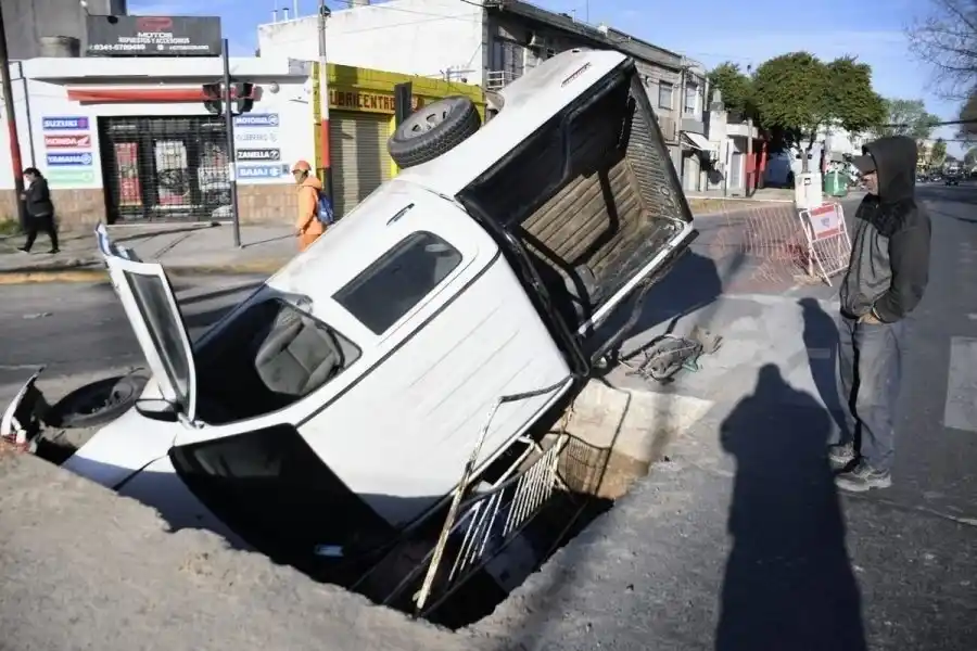 Impresionantes imagenes: una camioneta cayó en un tremendo pozo en la ciudad de Rosario