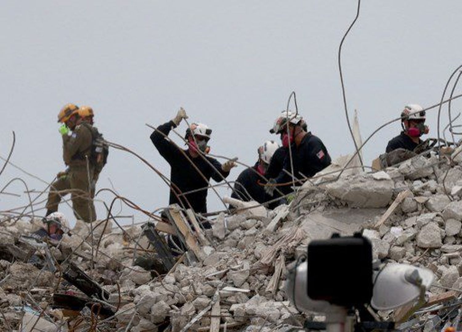 Hallaron 10 cuerpos en DERRUMBE DE MIAMI: se eleva a 46 los muertos