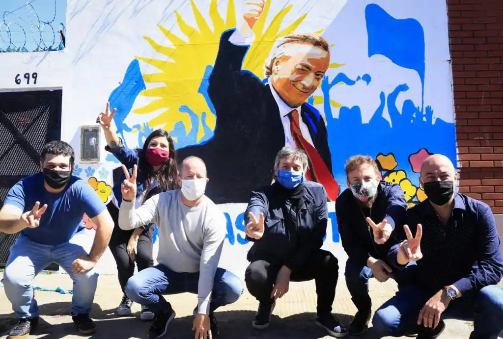 A diez años de la muerte de Kirchner, Insaurralde y Máximo recorrieron una galería de arte