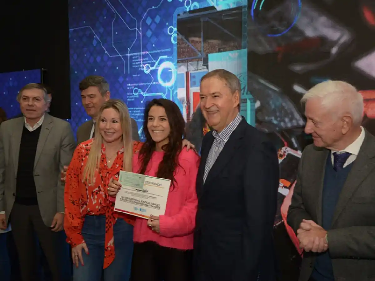 Schiaretti entregó  aportes por $10 millones a  estudiantes emprendedores 