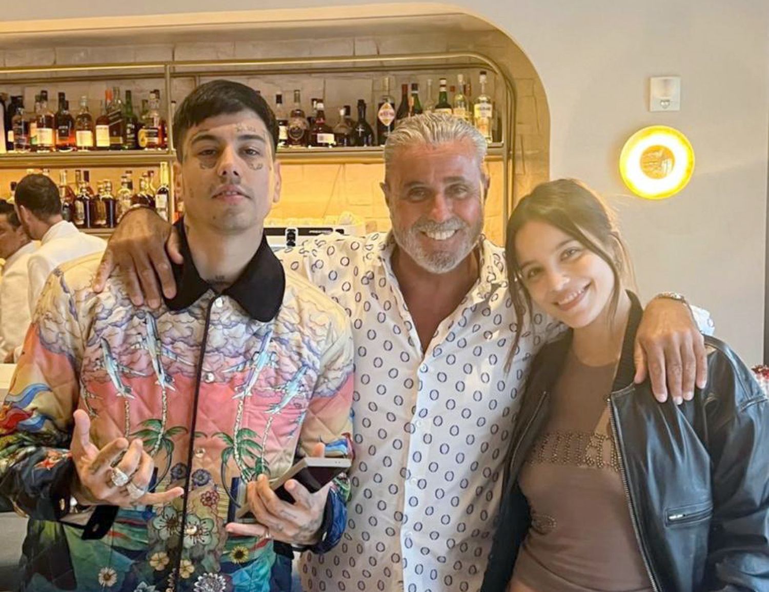 Dudas. Tras los rumores de crisis, Emilia Mernes y Duki se mostraron juntos.