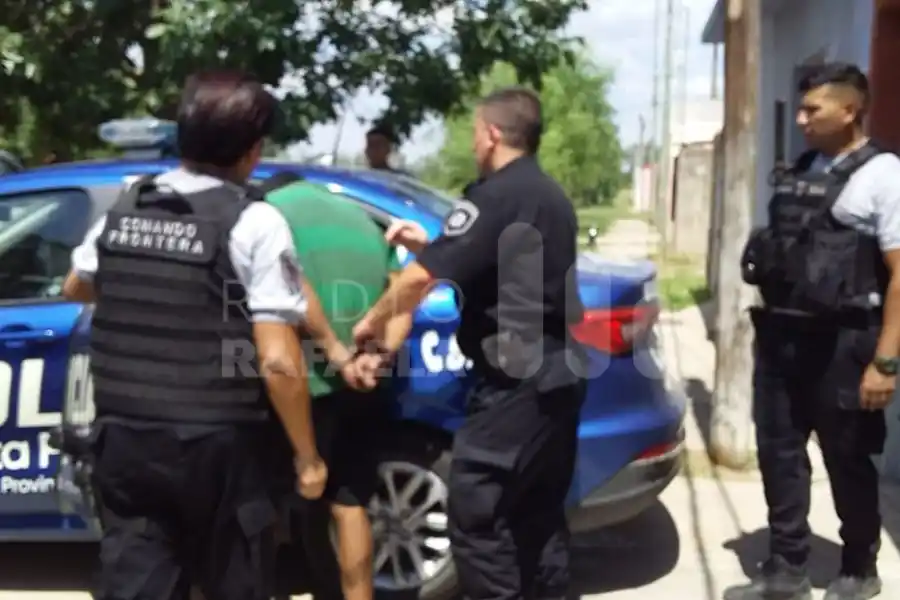 Abrió una garrafa de gas y amenazó con prender fuego a todos