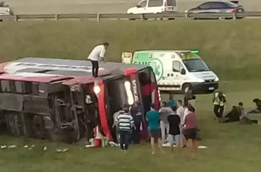 Volcó un micro en la Autovía 2: murieron dos personas
