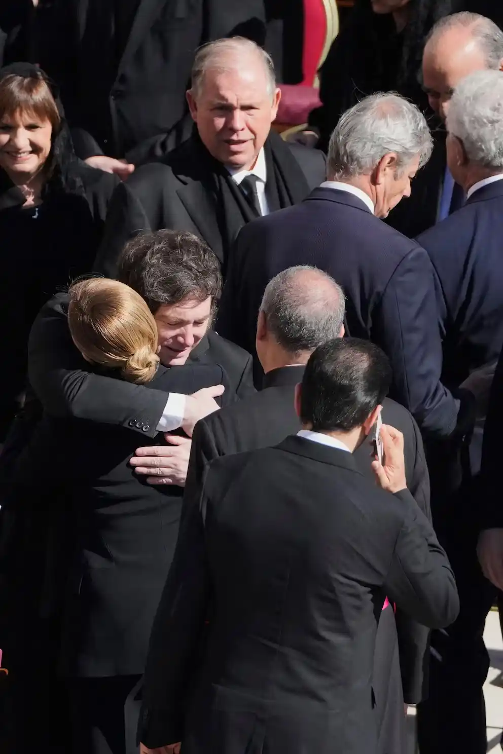 El abrazo de Milei y Meloni.