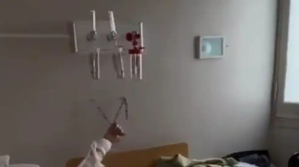 Denunciaron a un sanatorio de Alta Gracia por atar a un anciano con cadenas