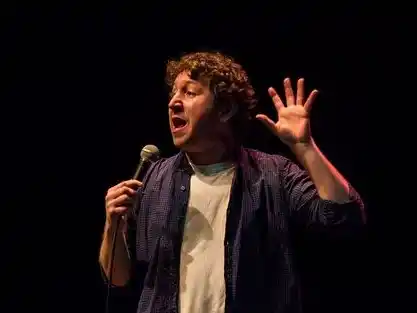 Stand up en el cine Berisso: humor sin filtros, con entrada a la gorra